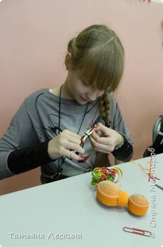 6. При помощи клеевого пистолета приклеила шею, голову, приступила к изготовлению лап. Для этого использовала большие цветные скрепки (проволока в них очень прочная) При помощи плоскогубцев выгнула скрепку в виде лапки (одной не хватило на лапку, пришлось присоединять вторую) (фото 6)