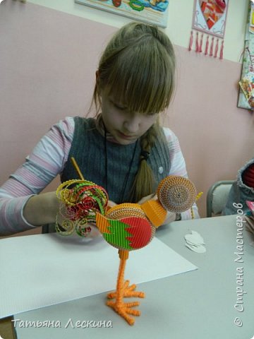 9. Нарисовала и вырезала из красного гофрокартона гребень и бородку, приклеила из тонкой полоски жёлтого цвета клюв. (фото 11)