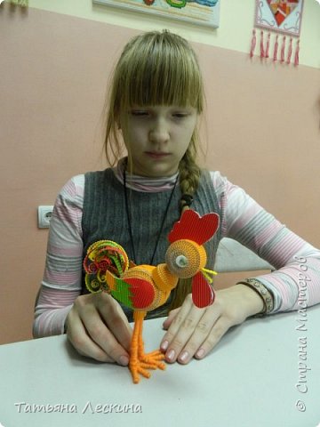 11. Из отрезка белого фоамирана Света вырезала два небольших кружка, на которые приклеила большие светло-зелёные стразы- получились глазки. (фото 13)