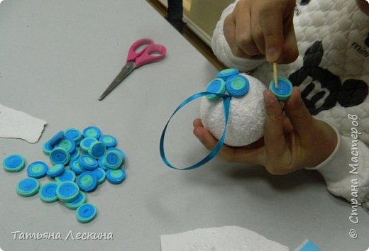 3. Когда склеенных спиралек набралось достаточное количество, Саша приклеила их к шарику. (фото 5)