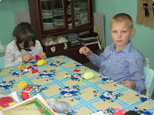 Раскроили игрушку из фетра и флиса. Яна с Алёшей шьют с удовольствием, даже соревнуются: кто сошьет быстрее и аккуратнее. (фото 2)