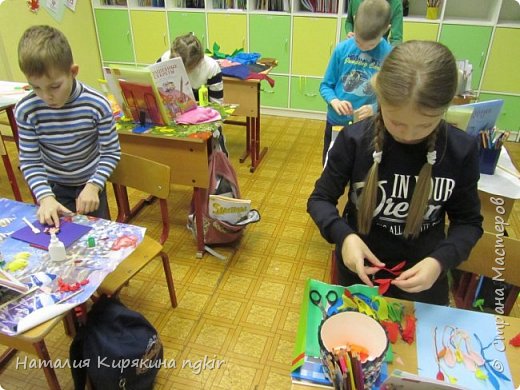 Потом нарезали "пёрышки". Складывали бумагу в несколько слоёв, чтобы получалось быстро и много. (фото 8)