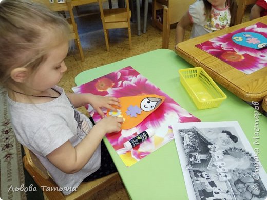 Цветастое платье,
Румяные щёчки!
Её открываем –
В ней прячется дочка.
Матрёшки танцуют,
Матрёшки смеются
И радостно просят
Тебя улыбнуться!
Они к тебе прыгают
Прямо в ладошки -
Какие веселые
Эти матрёшки!
Деревянные подружки
Любят прятаться друг в дружке,
Носят яркие одёжки,
Называются - матрёшки.
А. Гришин (фото 2)