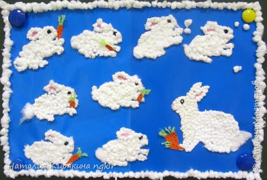 Мама - зайчиха припасла с осени морковь и решила устроить малышам вкусный ужин))). Всем достанется. Но вот двое заигрались в снежки, не идут. (фото 1)