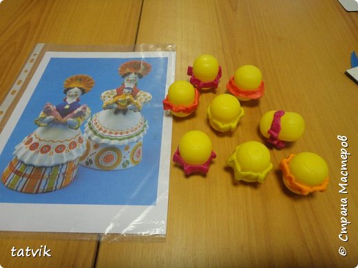 С каким желанием и нетерпением  девочки приступили к творческому процессу!
Внимательно рассматривали детали костюма, элементы и цвета дымковской росписи. (фото 2)