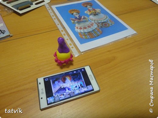 Соединение юбки-футляра с пластилиновым туловищем создаёт необходимый  изгиб для фигуры будущей барыни.  (фото 3)