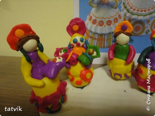 А когда на руках барынь появились малыши, появились элементы игры с куклами. (фото 7)