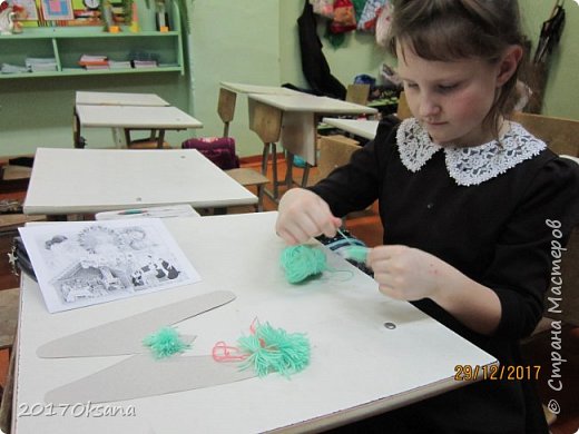 Аня решила сделать букву из маленьких помпонов.  (фото 2)