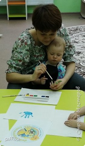 Раскрашиваю ладошки, и отпечатками ручек рисуем хвостик, нашей Птички.  (фото 4)