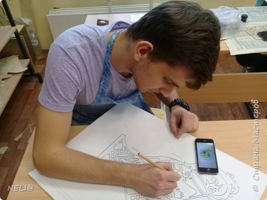 Начало работы. Арсений переводит схему через копирку на фанеру. (фото 2)