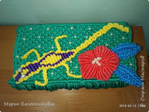 Здравствуйте, дорогие мастерицы и мастера! Сегодня я представляю последнюю работу на конкурс "Счастливый мир" .Это работа моей ученицы Алёны. Алена выбрала тему сказочного счастья.А работа её- малахитовая шкатулка. По сказу Бажова сокровища этой непростой  шкатулки приносили добро и счастье лишь людям с добрыми намерениями.  (фото 1)