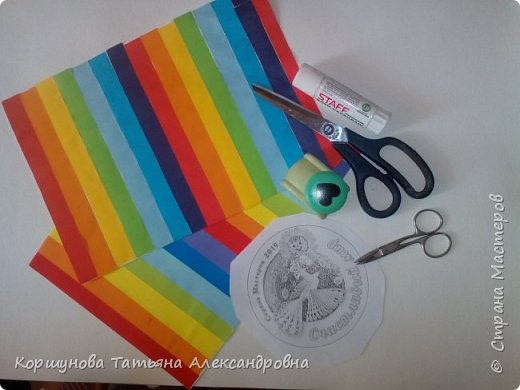 А так все начиналось. Было сделана авторская бумага из сплошных радужных полос.Пусть наша жизнь будет яркой и черные полосы пройдут мимо. (фото 2)