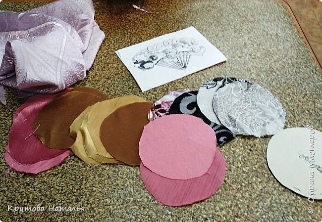Нарезала по шаблону разноцветных кругов из ткани. (фото 4)