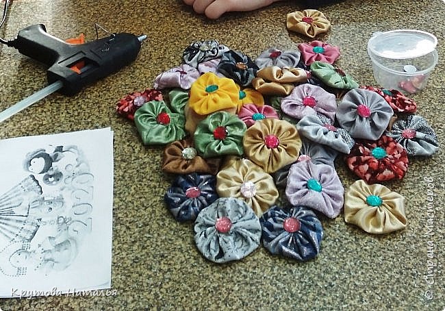 Цветы готовы, к ним приклеены на пистолет пластиковые кабошоны. (фото 6)