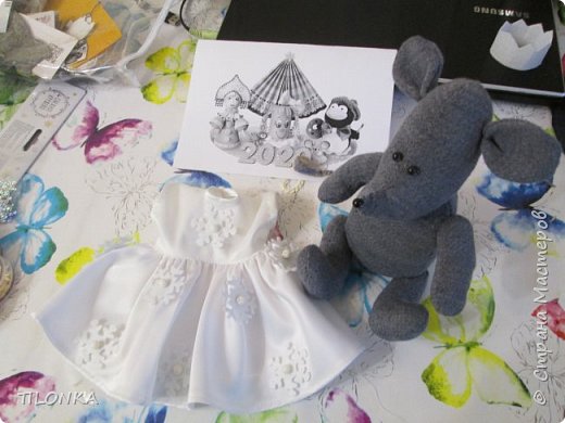 Работа над нарядом, пришиваем снежинки из фетра и бусинки. Платье шила на швейной машине. (фото 3)