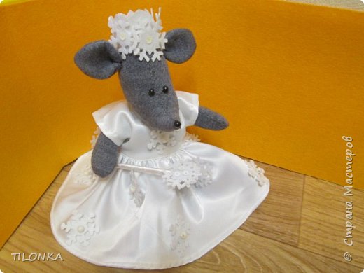 Здравствуйте, что это я все про своих учеников. Надо и себя показать. Представляю творческую работу Мышка "Снежная Королева" (фото 1)