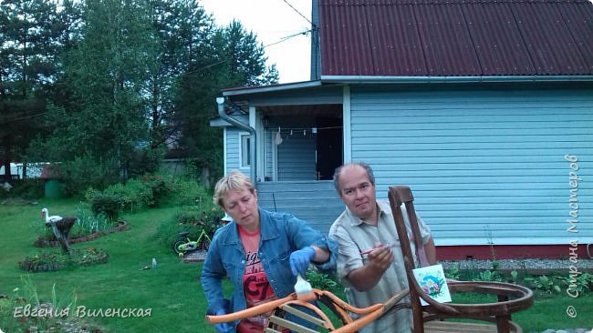 На выходные приехал - муж и работа закипела... Все было подвинчено, подтянуто, закреплено. На нижние круги привинчены реечки, чтобы тяжелые тазики с землей не провалились. Мы дотемна красили наши будущие стулья-клумбы. Телефон стоит на заборе и сам нас снимает). (фото 5)