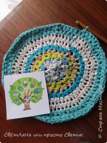 Мне всегда нравится начало работы. Представляешь себе форму, цветовую гамму, размер будущего половичка. На этот раз я задумала половичок круглой формы, среднего размера, бело-голубого цвета (в процессе работы, как всегда, пришлось добавлять и синий, и чёрный и зелёный цвета, т.к. белый и голубой трикотаж быстро закончился)  (фото 3)