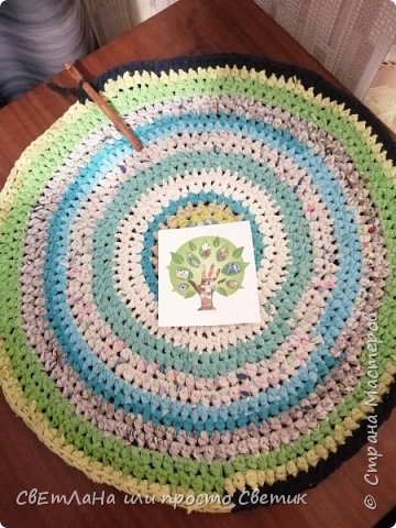 Я не готовлю "пряжу" заранее, не сматываю клубочки. Нарезаю ленточки непосредственно перед тем, как начинаю вязать ряд. (фото 4)