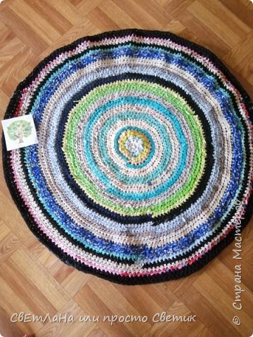 Самые последние рядки коврика всегда вяжутся дольше. И трикотажные вещи выбираются крупнее. Теперь в ход идут уже не детские футболочки и колготки, а футболки и шорты мужа или мои старые халаты и юбки. Последний ряд стараюсь всегда вязать тёмным цветом, получается как бы рамочка для коврика.  (фото 5)