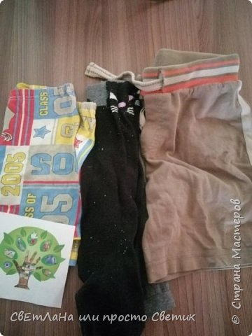 Я уже не первая, и даже не вторая с этими половичками. ? Но уж раз я так долго собиралась, готовилась, фотографировала все этапы работы, то буду описывать всё по порядку. Итак, приступаем... 
Готовим трикотажные вещи, которые уже не пригодные для носки. Я режу их на полоски толщиной 0,5-1,5 см, в зависимости от плотности трикотажного полотна. (фото 2)