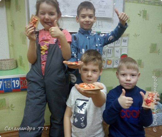 Настроение у нас после лепки просто отличное. Еще бы, такие замечательные тигры получились! (Дашулька балуется))) Лепим из теста не часто, но если результат радует, то по чему бы и не продолжать? (фото 10)