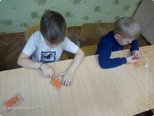 Марк и Рома придают форму будущему символу года. Нужно стеком прорезать коготочки. Тигр ведь хищник! (фото 5)