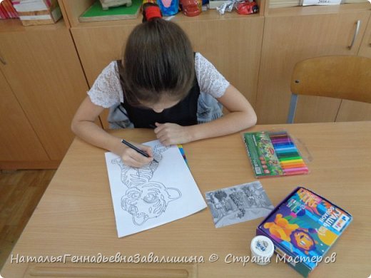 Рисунок на альбомном листе обвела фломастером, чтобы было виднее. (фото 4)