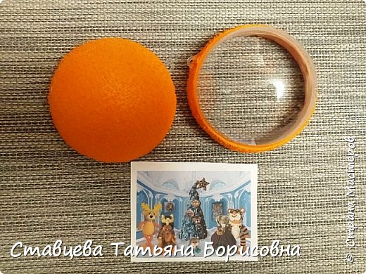 На вторую половинку шара приклеиваем полоску фоамирана шириной  1-1,5 см, так, чтобы край выступал для того, чтобы плавно перекрыть  край другого шара. (фото 8)