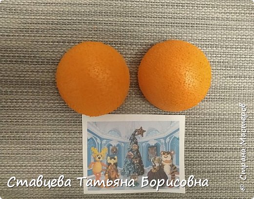 Чтобы шарик для головы легче и аккуратнее  было обтянуть, я его предварительно разрезала пополам. (фото 5)