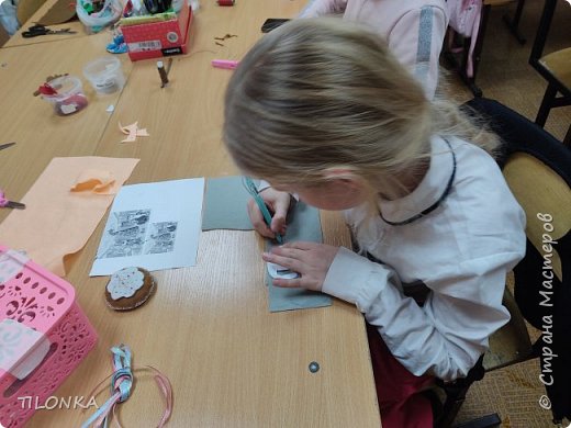 Сначала необходимо перевести выкройку на ткань. (фото 2)