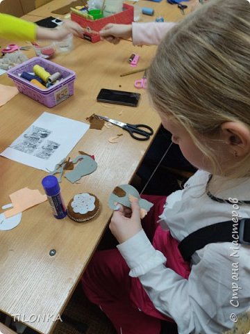 Затем пришивание мелких деталей швом "вперед иголку", а затем полностью сборка петельным швом. (фото 3)