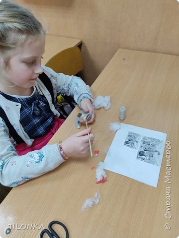 Ну и после сборки-наполнение игрушки холлофайбером. Затем дорисовываем мордочку акриловой краской по ткани. И в завершении работы завяжем бантик из атласной ленточки. (фото 4)