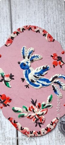 для этого панно использован пластилин. Удобно использовать кусочек основного цвета и кусочек белого (для разбела). Цветной "заворачиваем" в белый. (фото 14)