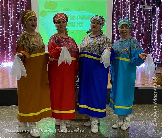 Стране Мастеров доброго здравия! Представляем платья по-ламановски. Платья пошиты по выкройке художника-модельера Надежды Петровны Ламановой (1861 - 1941 годы жизни). В оригинале при пошиве платья был использован павлово-посадский платок, мы его заменили на цветной ситчик. Платье свободного кроя.  (фото 1)