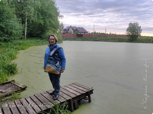 с сумочкой на прогулке у деревенского пруда (фото 16)