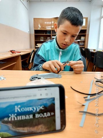 Для создания нерпы потребуются полоски 160 мг, размер 5 мм. 
Технология изготовления:
1. Взять полоски серого, серебристого и черного цвета.
2.Каждую полоску гофрировать через инструмент.
3. Нарезать фрагментами 5 - 10 мм. (фото 4)
