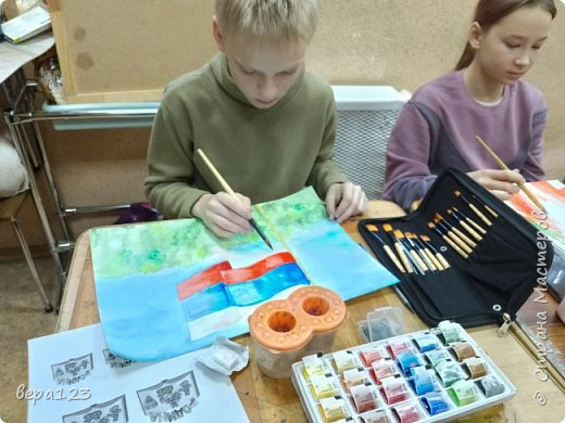 Кирилл сказал, что алым цветом работать труднее. Тёмные места выделил гуашью рубинового и коричневого цвета. (фото 4)