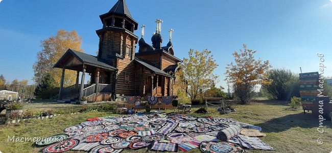 Одной из самых ярких тематических площадок стала зона с вязаными кружками и ковриками, домоткаными половичками.
На зелёном лугу, прямо на траве, расположилась коллекция различного вида и цвета домашнего рукоделия. При виде пестрого домотканого коврика или дорожки в голове сразу возникают ассоциации с деревней, стариной, любимой бабушкой, ибо редкая русская женщина в ХХ веке не плела таких милых и уютных вещей для дома. Было огромное количество желающих сделать фото на по - домашнему уютной площадке. (фото 2)