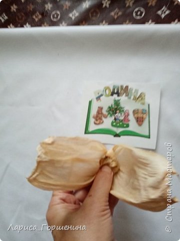 Вывернуть перевязанные листья так, чтобы острые края оказались внутри., сформировать из них шарик, при необходимости можно добавить вату, сантехнический лён, аккуратно расправить листочки вокруг шарика.  Теперь нужно  перевязать   снизу. (фото 6)