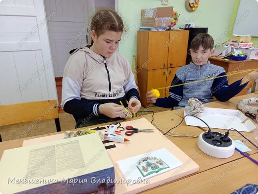 Для основы использовали половинку листа пеноплекса. Коробку из под обуви взяли для скалистого берега (фото 2)