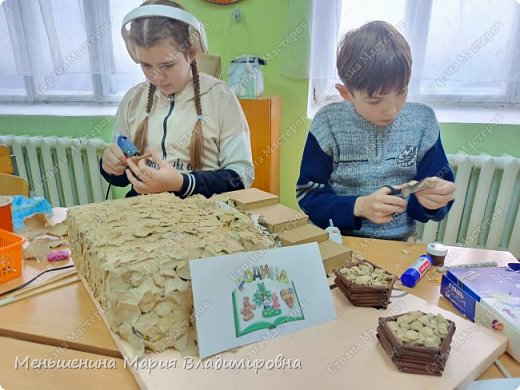 "Выложили" спуск к мосту, закрыли оставшееся пространство так же яичными лотками (фото 6)