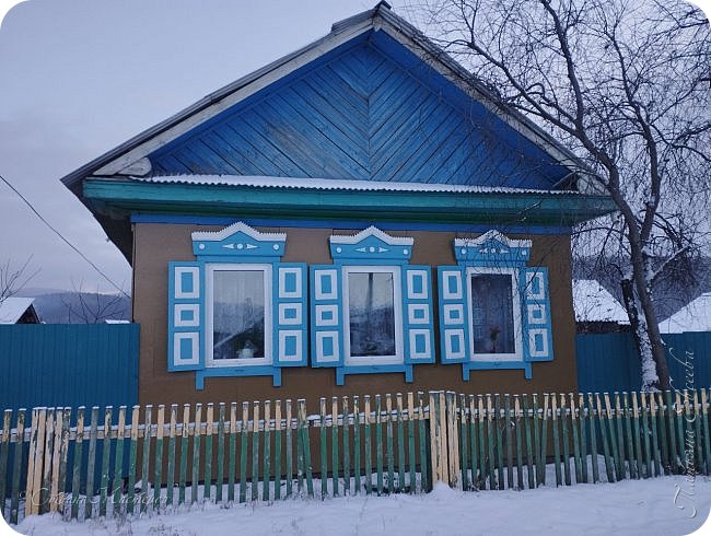 Гордо и величаво стоит в нашей деревне дом моей прабабушки. Ей сейчас 89 лет. А строили они с прадедушкой этот дом когда были молодыми.. Строили основательно. стройка длилась 2 года. В настоящее время сменили деревянные окна на евроокна и поставили новые заборы (фото 2)