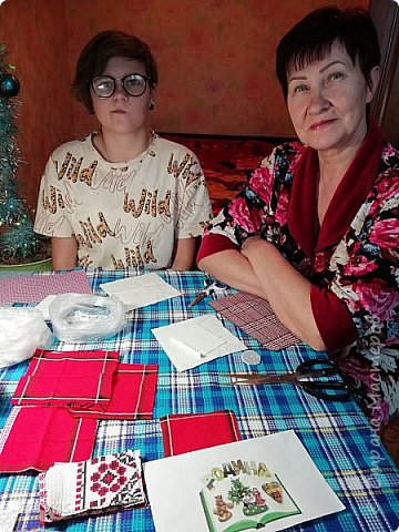 Я провела мастер-класс "Кукла - оберег на благополучие". Кукла-скрутка по народным традициям.И нарядить в удмуртском стиле ( малая родина бабушки). Знакомьтесь бабушка Надя и внучка Кристина. Решили поучаствовать в конкурсе! Всё же мастерицы собрались! (фото 3)