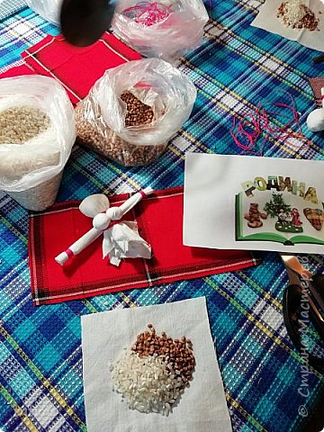 И вот по традициям мы делали зерновой вариант - кукла на : на квадрат надо положить на дно монету и насыпать ложку гречневой и ложку рисовой крупы. Сыпать нужно сразу. Нельзя сыпать обратно, досыпать. Сколько насыпал, столько и будет. (фото 8)