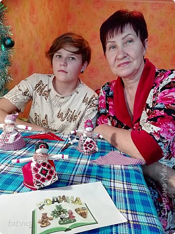 Они могут стоять. Теперь привязать передник, монисто (нагрудное украшение)и повойник (нижний платок). (фото 11)
