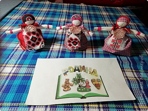 И яркий платок тоже привязать на шее, приоткрыв монисто. Цвета ткани должны быть в стиле удмуртском: красный - главный цвет. А также  ткань в клетку (на юбку, платок). Передник с рисунком или вышивкой. Нитки красные,белые. Присутствует и черный цвет. Монисто как бы из монеток. (фото 12)