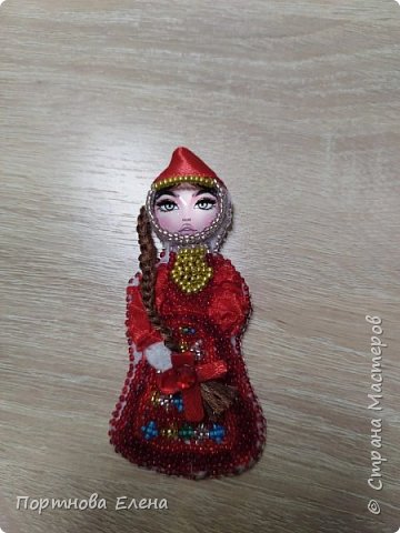 Удмурты – финно – угорский народ, проживающий в Удмуртской Республике, а так же в соседних регионах. Народный удмуртский костюм удмуртов красочен и разнообразен. Женский костюм состоит из рубашки – туники, передника и головного убора, это может быть платок, шапочка или повязка. Что отражало семейное положение. Шею удмуртки, украшали монисто, которое могло быть до  пояса. Монисто украшали стеклянными бусами, монетами, металлическими украшениями. Серебряные монисто передаются от матери к дочери. Одежду декорировали вышитым орнаментом, который служил оберегом. Распространенные национальные узоры – звёзды, ромбы, треугольники, квадраты.  (фото 1)