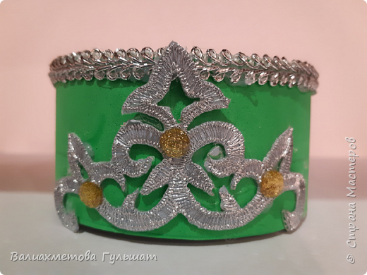 Здравствуйте, жители Страны Мастеров!!! Я хочу предложить вам один из национальных головных уборов тюбетейку (такия).
Тюбетейка стала важной частью татарской культуры и часто рассматривается как знак уважения и гордости.О дним из основных видов головного убора в Средней Азии является тюбетейка - мужская или женская шапочка, получившая свое название от тюркского слова «тюбе» («тобе»), означающего верх или вершину чего-либо. Существует великое множество тюбетеек, различающихся по форме, цвету, предназначению и географии распространения. Верующий татарин тюбетейку носит в мечети и дома , во время свадьбы на головах жениха и его отца. Тюбетейки указывали на особенный статус хозяина, его принадлежность к тому или иному социальному слою. Тюбетейка полна волнующих символов, понятных только посвященным. Прежде всего – женщинам, которые вышивают различные узоры (цветы, травы, животные, птицы). Волнообразный стебель вьюнка, который "струился" в нижней части тюбетейки, означал богатство и жизнеспособность.
 (фото 1)