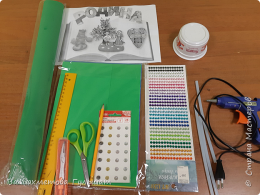 Цветной фоамиран, карандаш, линейка, циркуль,ножница, тесьма, татарский орнамент, бусина, стразы, горячий клей. (фото 2)